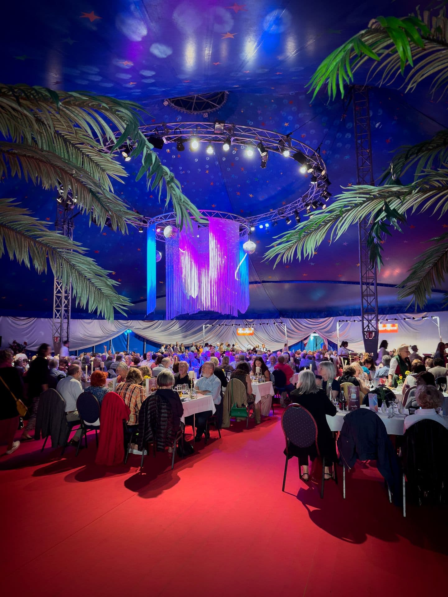 Veranstaltung mit gefüllten Esstischen